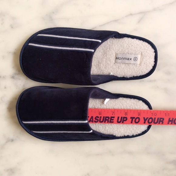 NWOT. Men's Warm and Comfortable Slippers. - Picture 4 of 4